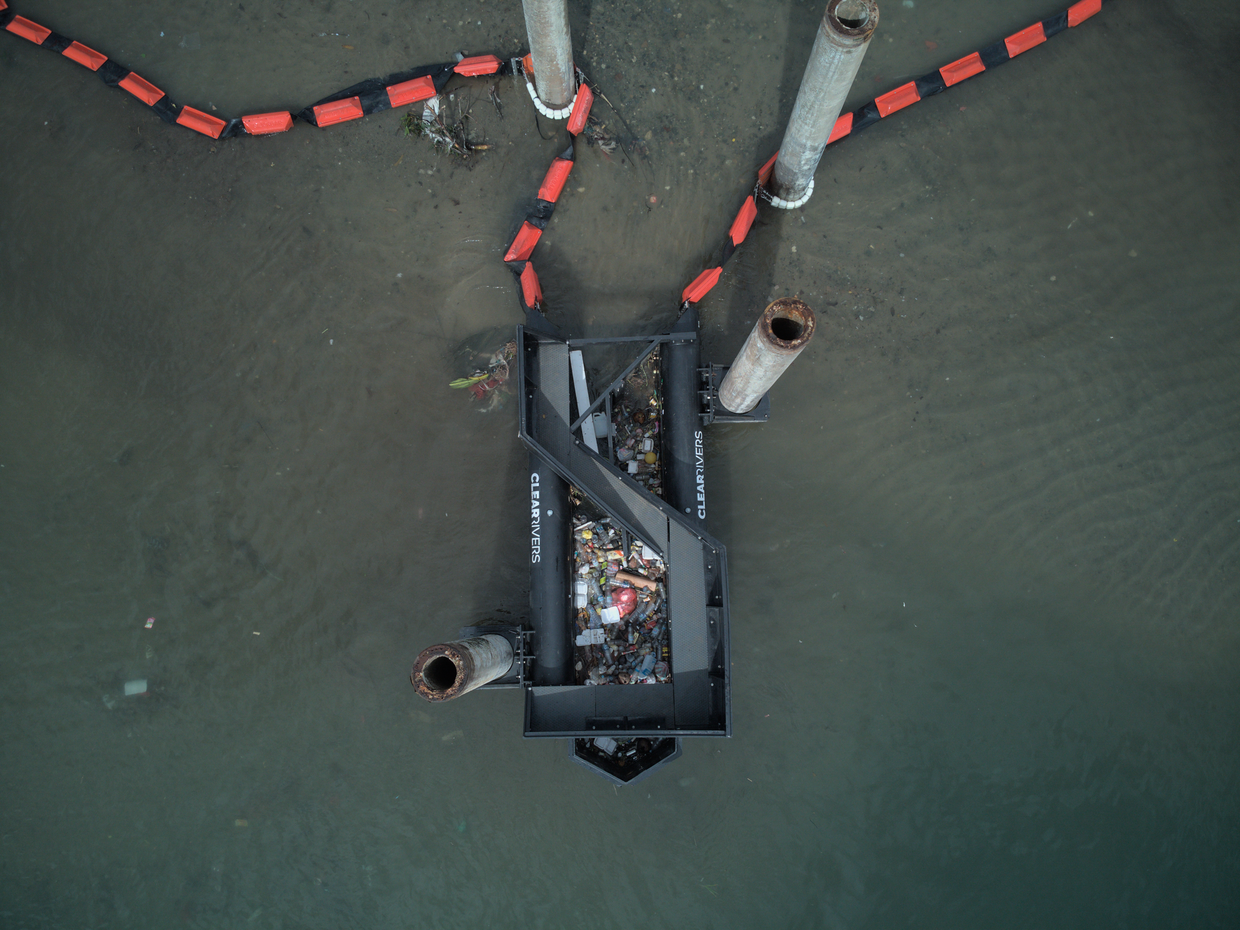 Rancangan Belanda oleh CLEAR RIVERS memasang perangkap plastik di Teluk Ambon