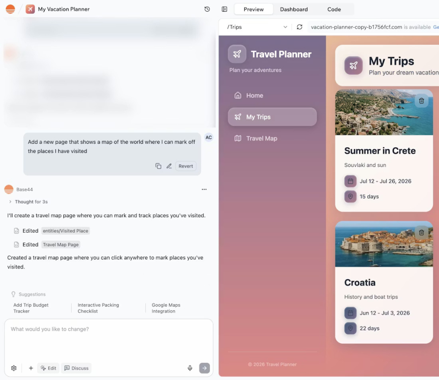 Afbeelding: Base44-editor met AI-chat links en live preview van een Travel Planner-app rechts