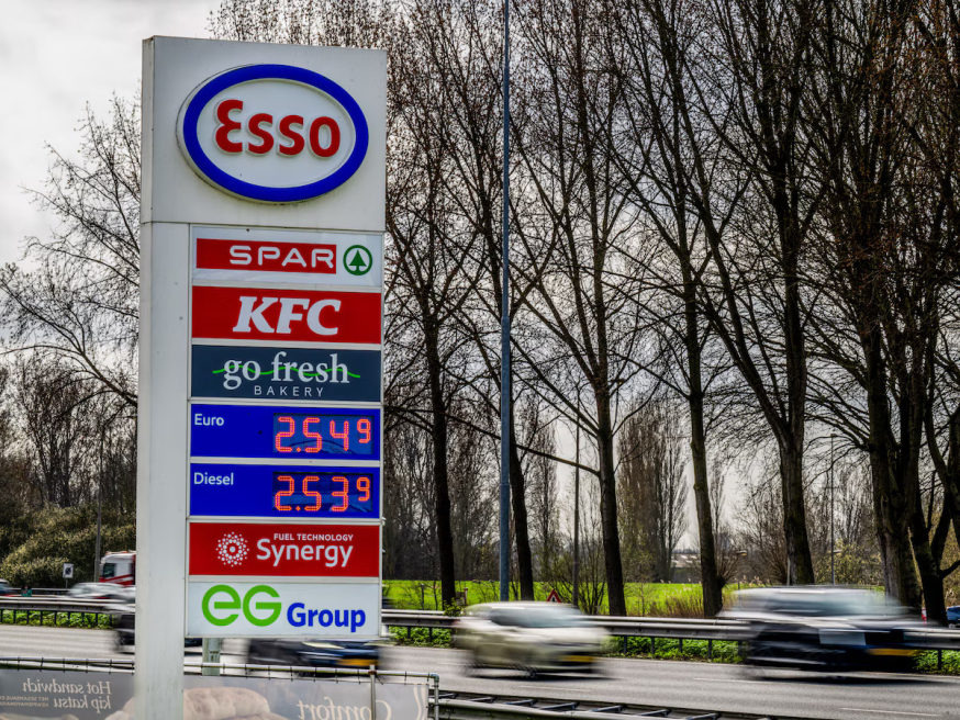 Waarom elektrisch rijden in 2026 een zakelijke prestatiekeuze is Afbeelding: Prijsbord van een tankstation met benzine- en dieselprijzen in Europa