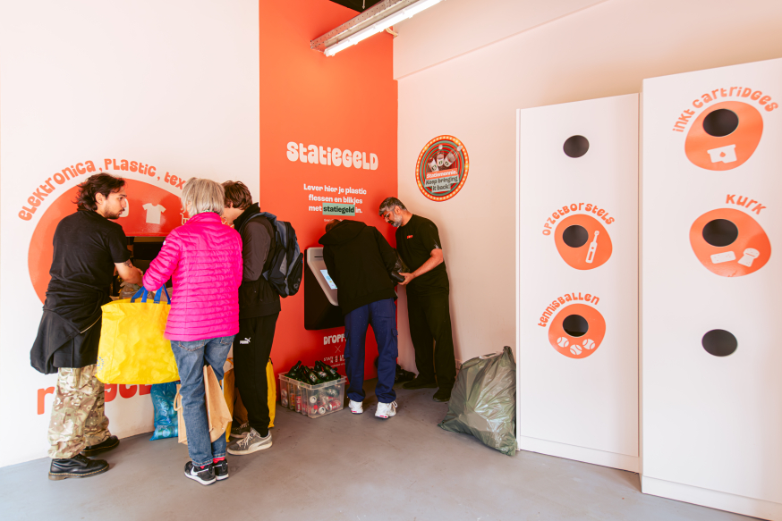 Recyclers in Droppie aan de Fahrenheitstraat