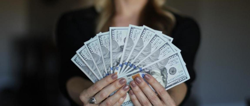 Investeerders staan te dringen in de rij om jouw bedrijf te mogen kopen Vrouw met geld