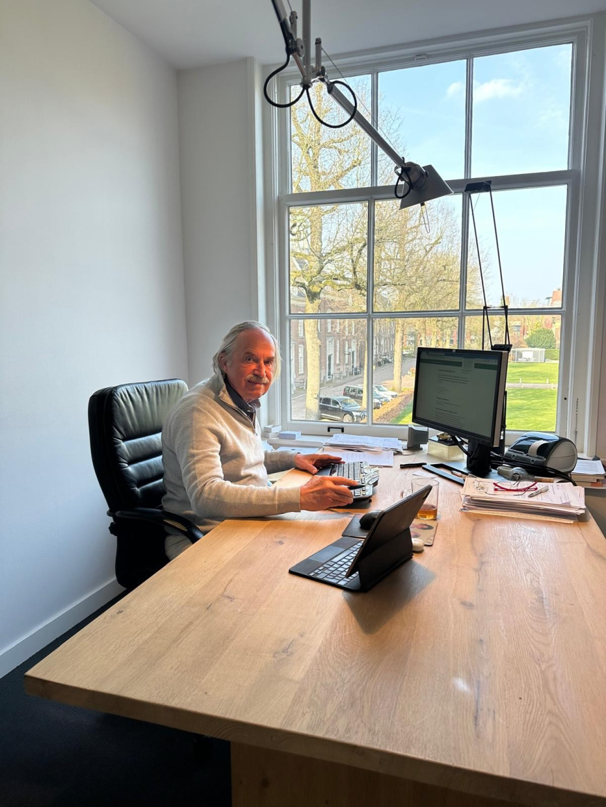 Afbeelding: Ger Jager, voorzitter Stichting Handhaving Vrije Artsenkeuze, aan het werk op kantoor