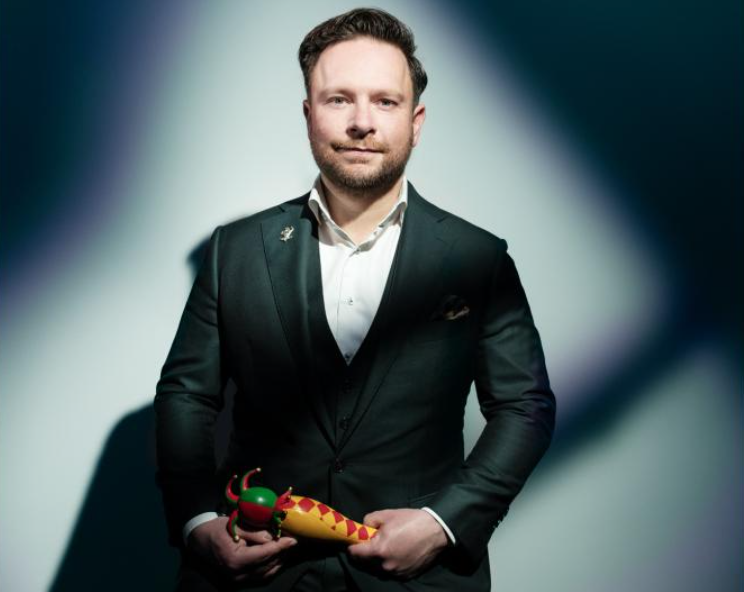 Afbeelding: Juri Hoedemakers, spreker en schrijver die nu zijn doctoraat op de hofnar gedachte heeft gehaald