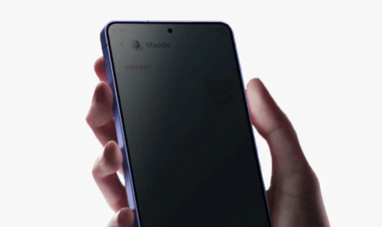 Afbeelding: Galaxy S26 Ultra in een hand, met ingeschakeld Privacy Display waardoor scherminhoud wordt afgeschermd