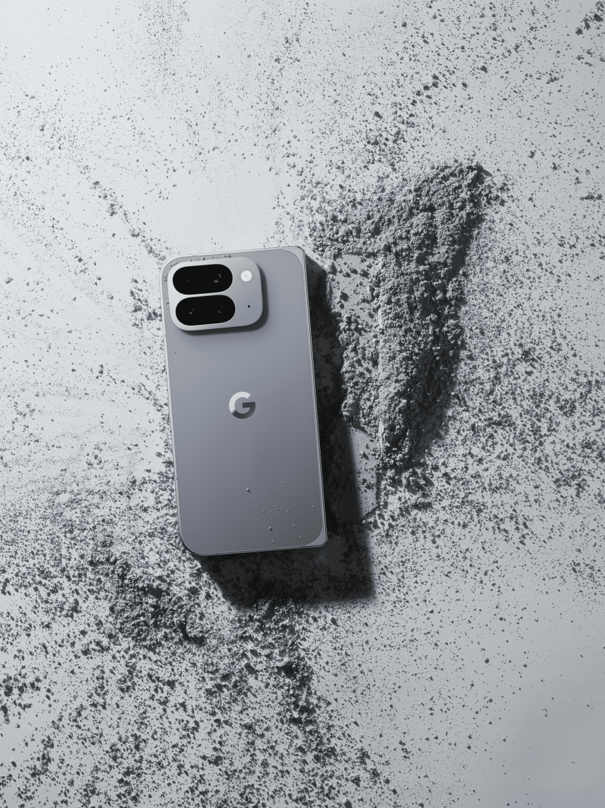 Afbeelding: Google Pixel 10 Pro Fold dichtgevouwen met zichtbaar camerasysteem en aluminium behuizing