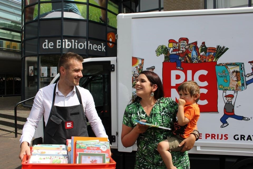 Op de achtergrond de inmiddels bekende elektrische bestelwagen waarmee online supermarkt Picnic de boodschappen bezorgt (foto: Picnic) Bestelwagen Picnic op achtergrond (foto: Picnic)
