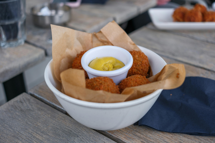 Wat heb ik nodig voor een borrel? Afbeelding: bitterballen met een sausje zijn een goede toevoeging aan de borrel