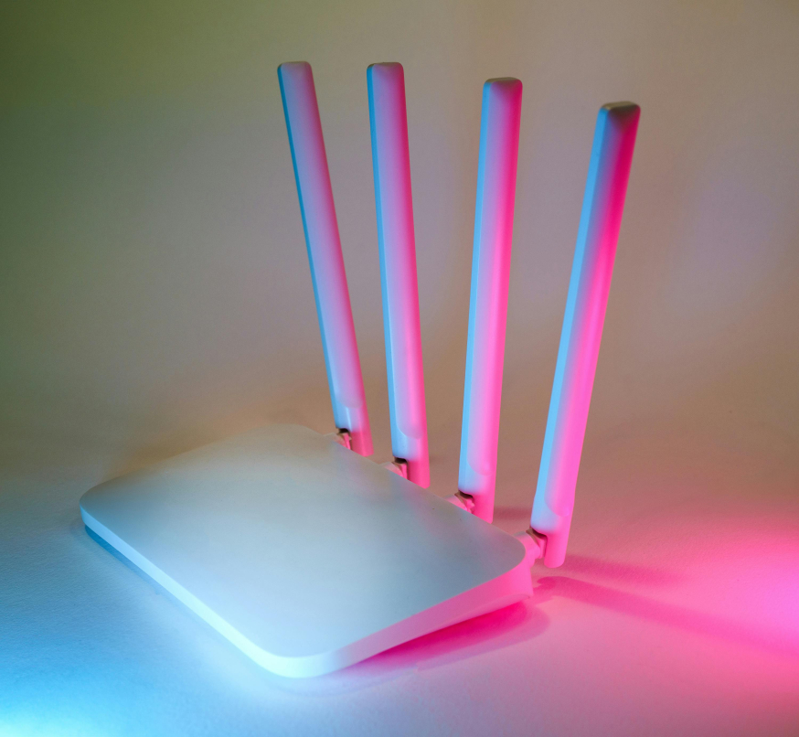 Blackout-proof leren ondernemen via noodconnectiviteit Wi-Fi-router met vier antennes, inzetbaar als mobiele noodopstelling voor tijdelijke dekking.