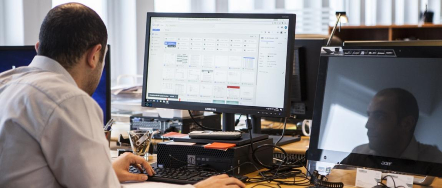 In een wereld waar data de hoogste status heeft, zijn er ook die het tegenovergestelde beweren Man achter computerscherm met grafieken