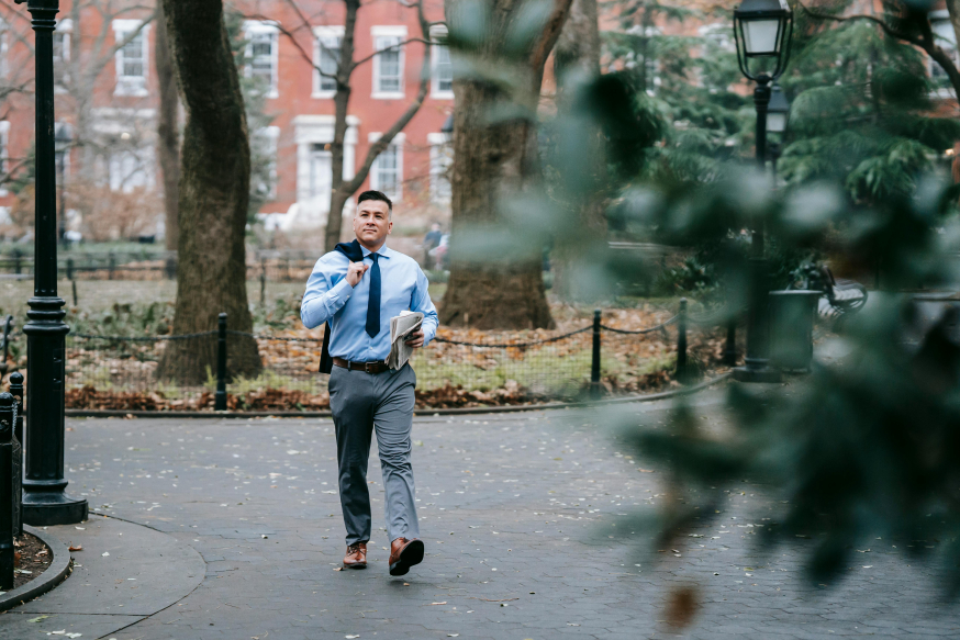 Afbeelding: man die wandelt in het park voor afleiding en betere focus