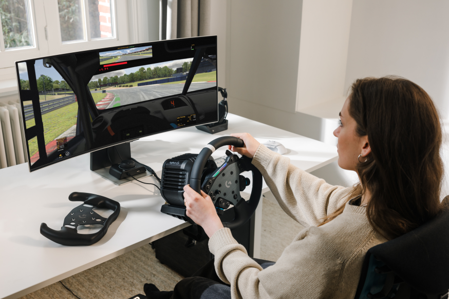 Logitech G onthult nieuwe simracing producten op G PLAY 2025 Vrouw test Logitech G simracing gear: RS50 Base en RS Pedals