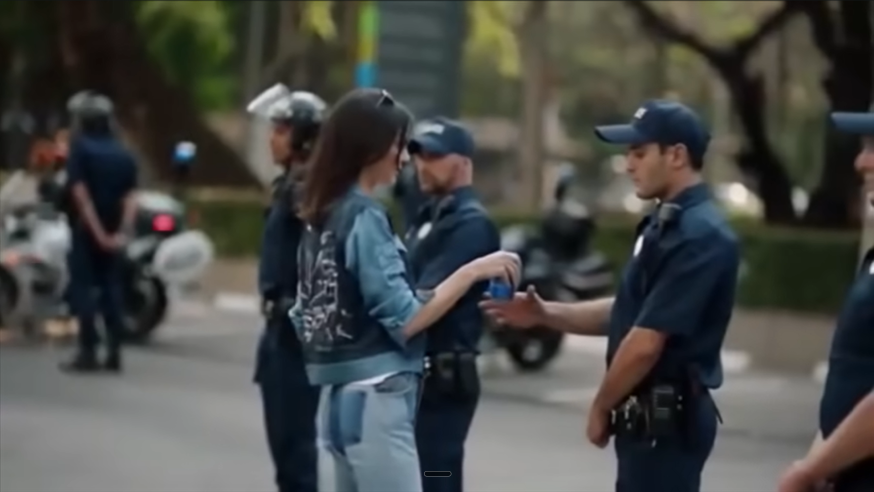 Screenshot uit de reclame Pepsi Kendall Jenner
