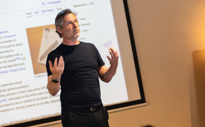 Afbeelding: Martijn Aslander in beeld tijdens presentatie