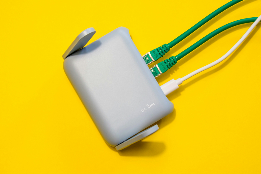 Blackout-proof leren ondernemen via noodconnectiviteit Compacte edge-router met twee ethernet-uplinks (WAN1/WAN2) en USB-aansluiting voor 4G/5G-modem voor Blackout-proof ondernemen