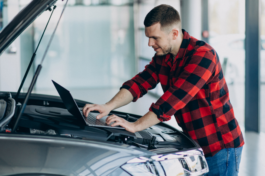 Waarom elektrisch rijden in 2026 een zakelijke prestatiekeuze is Afbeelding: Zakelijke rijder berekent kosten op een laptop bij een elektrische auto.