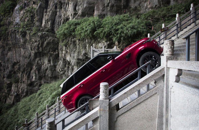 Hemelse stunt Range Rover: rit van 99 bochten en 999 traptreden