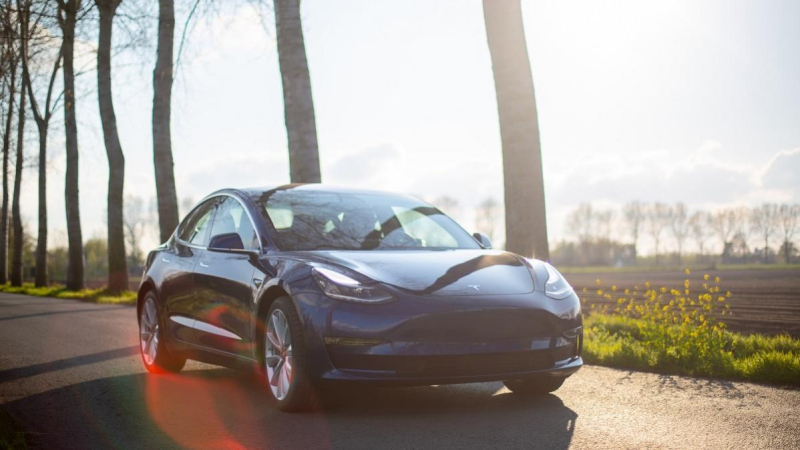 Tesla mag Model 3 niet de veiligste auto noemen