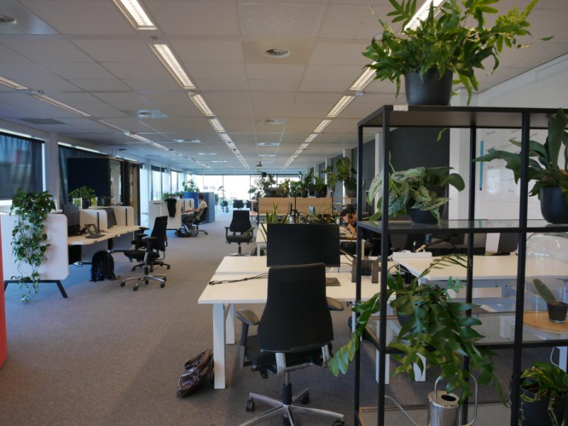 Steeds meer Nederlanders gaan weer naar kantoor