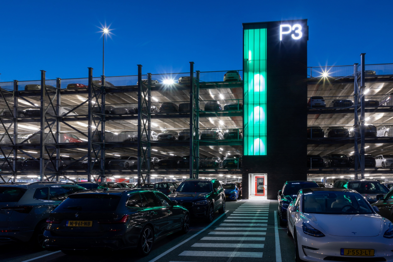 Mymesh rust nieuwe parkeergarage Eindhoven Airport uit met duurzaam en zelfregulerend verlichtingssysteem 