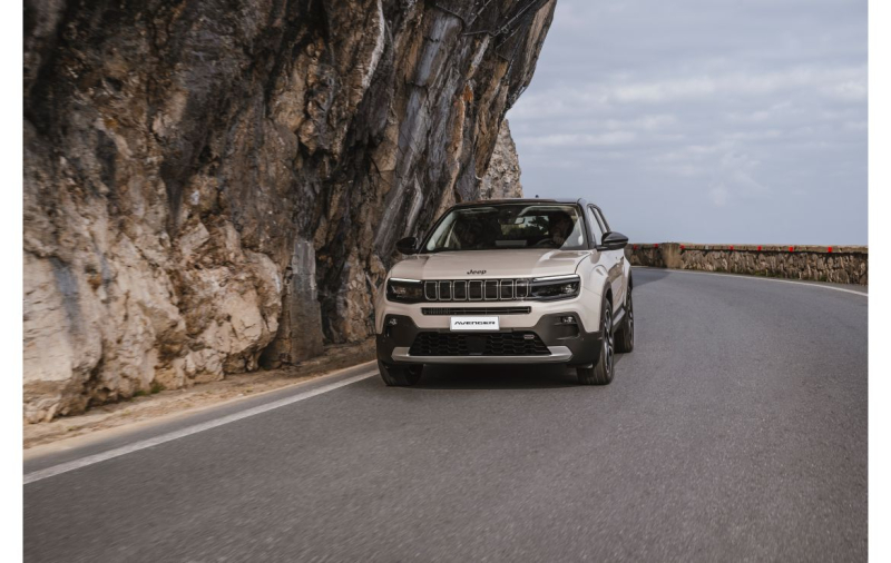 VERBETERDE JEEP® AVENGER NU OOK ALS E‑HYBRID