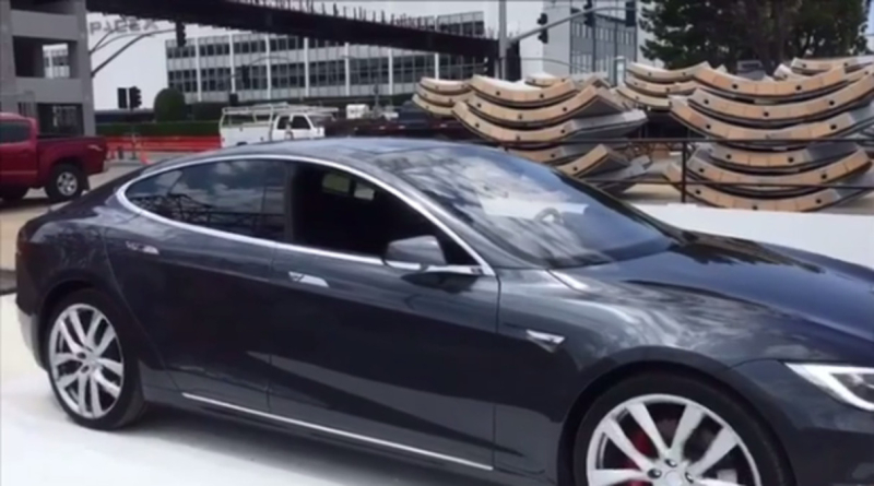 Bekijk hier de eerste test van Elon Musk’s Boring Company autolift
