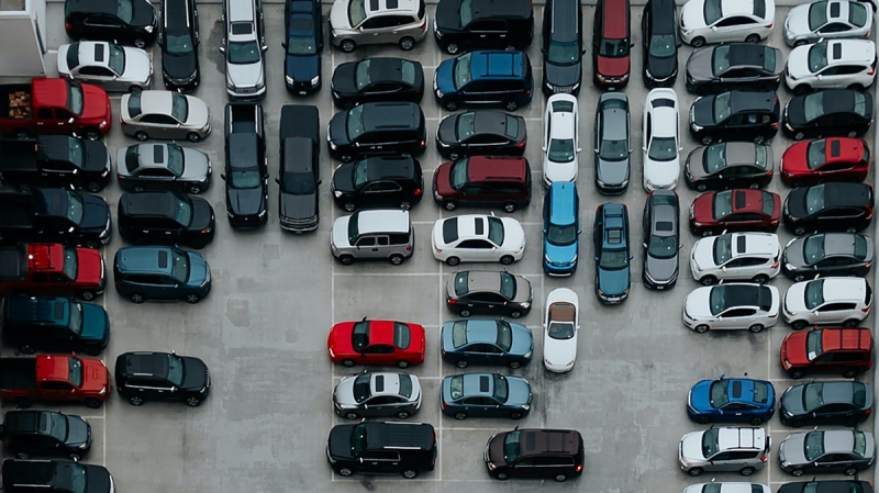 Parkeren in de toekomst: behoefte aan meer laadpalen en sneller vinden parkeerplek