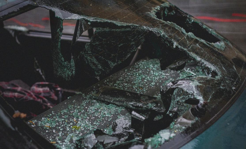 Crash Audi Q7: auto in tweeën gesplitst 