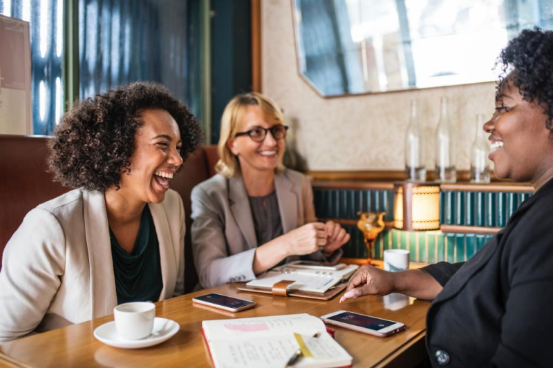 Kantoorlunches aan een sfeervolle eettafel