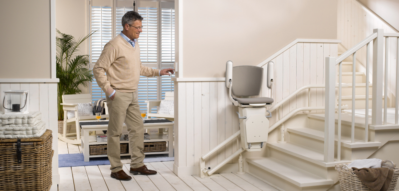 Een traplift voor een smalle trap is mogelijk én betaalbaar met de juiste vergoeding