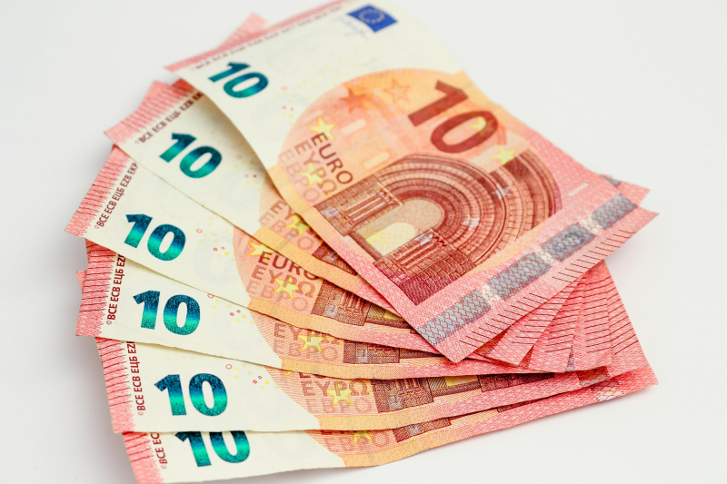 Hoeveel geld heb je nu echt nodig voor een leuk avondje in het online casino?