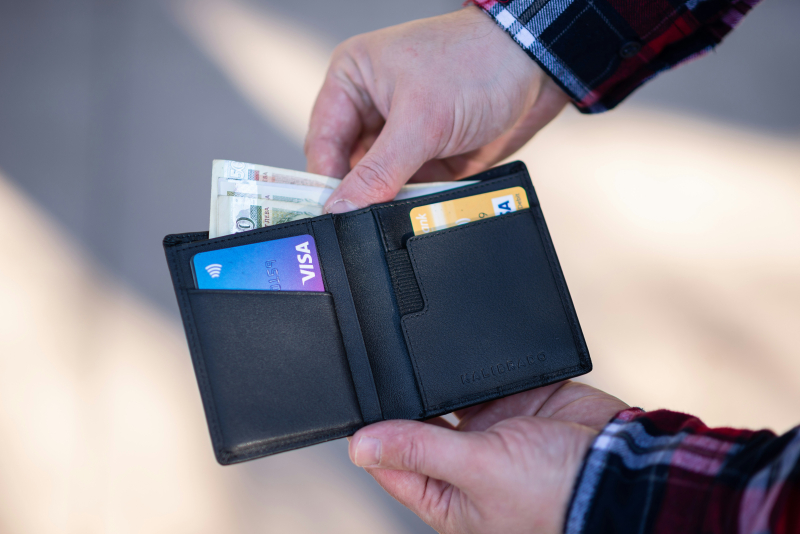 Hoe contant geld aan populariteit inboet: De opkomst van cashless betalingen