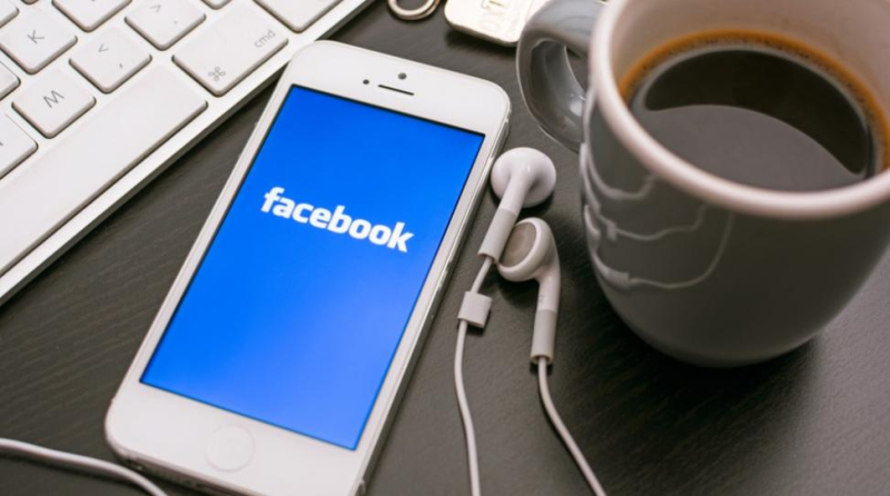 Facebook mengt zich in couponstrijd
