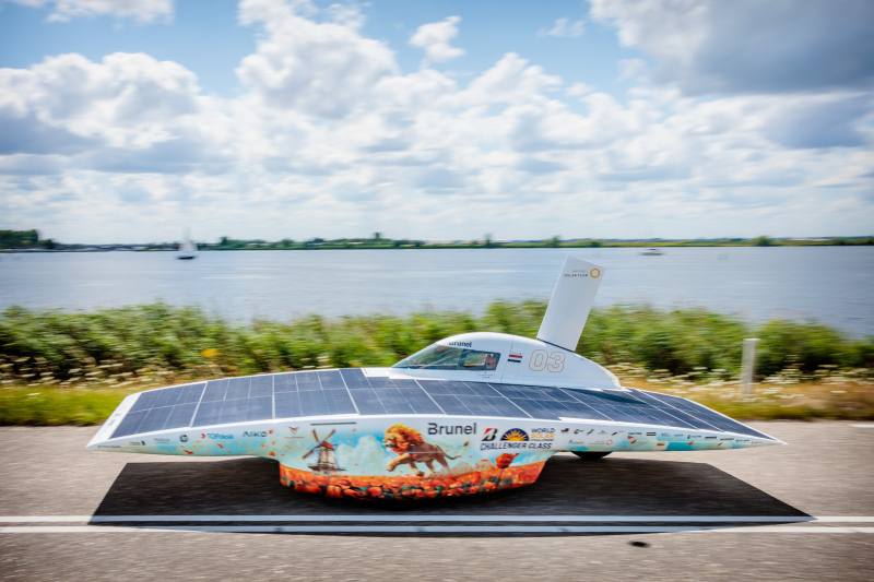 Brunel Solar Team test aerodynamica zonneauto op Eemmeerdijk (N704)