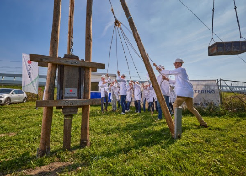 Eerste paal nieuwe pand Fortune Coffee de grond in