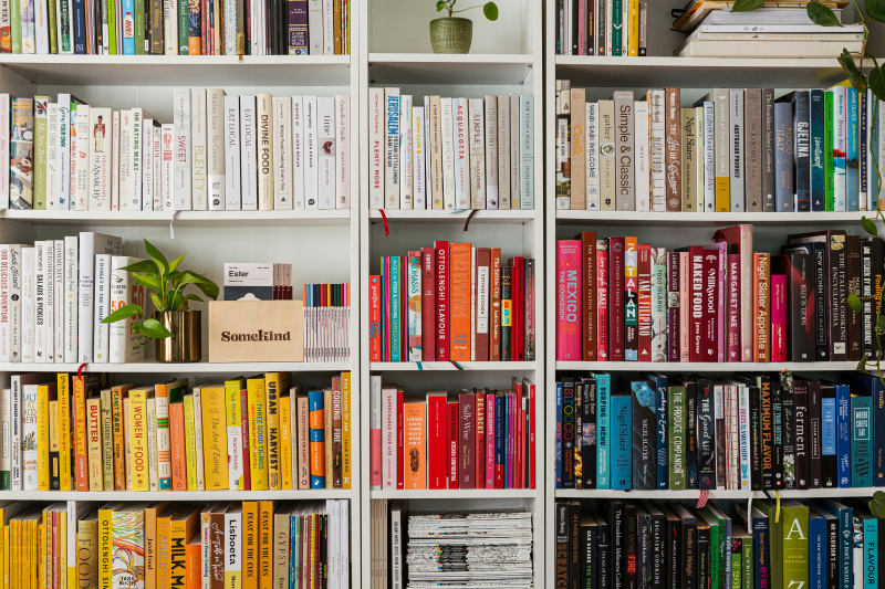 Dit zijn de leukste manieren om je boekenkast in te richten
