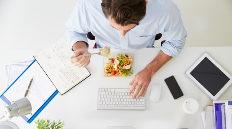 Lunchen achter je bureau? Vijf redenen om het niet te doen!