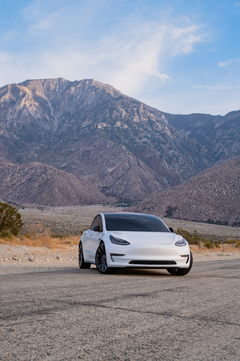 De Vernieuwde Tesla Model 3: Innovatie en Stijl Geherdefinieerd