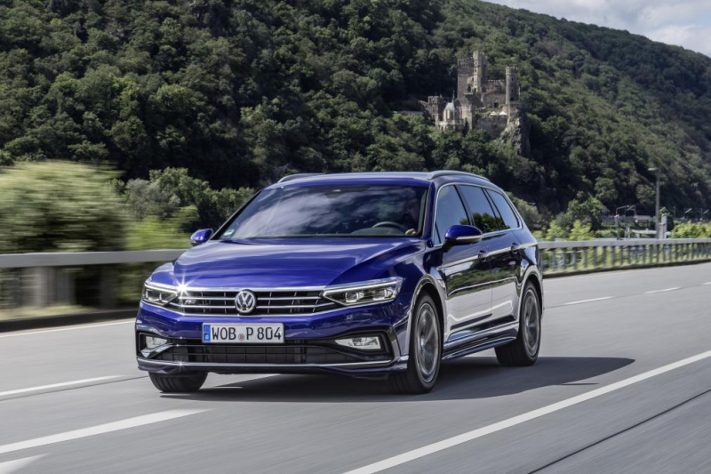 De nieuwe Volkswagen Passat staat in de showroom