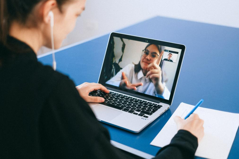 Poly en Microsoft Teams Rooms Studio Kits brengen gelijkwaardigheid en gemak naar elke hybride vergaderruimte 