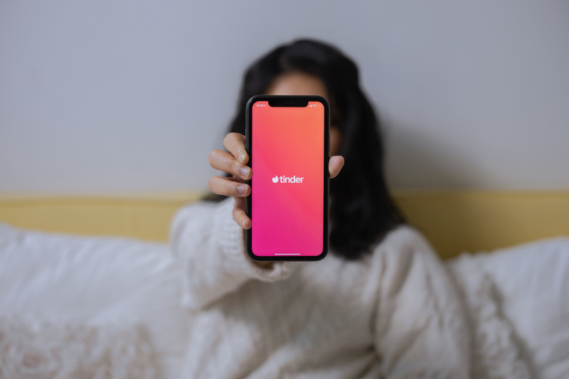 Tinder lanceert bewustwordingscampagne om voorlichting te geven en te waarschuwen voor online datingfraude
