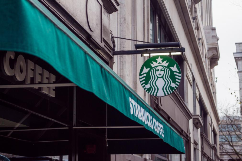 Starbucks brengt de lentekriebels met de Iced Vanilla Brûlée Oat Shaken Espresso!