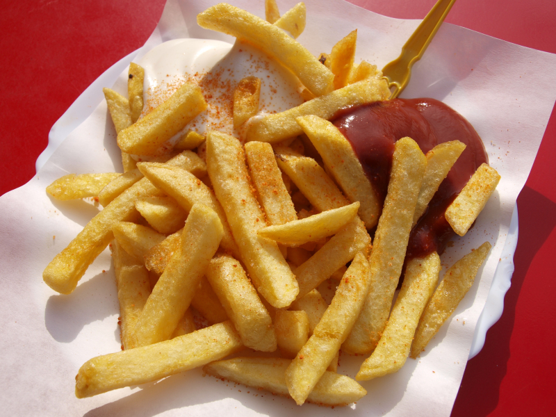 Lange rij voor gratis friet met eigen herbruikbaar bakje