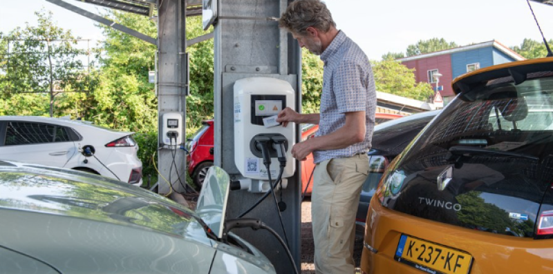 Vooral huishoudens met hoog inkomen hebben een stekkerauto