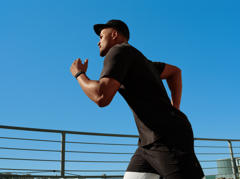 Google lanceert screenless Fitbit Air
