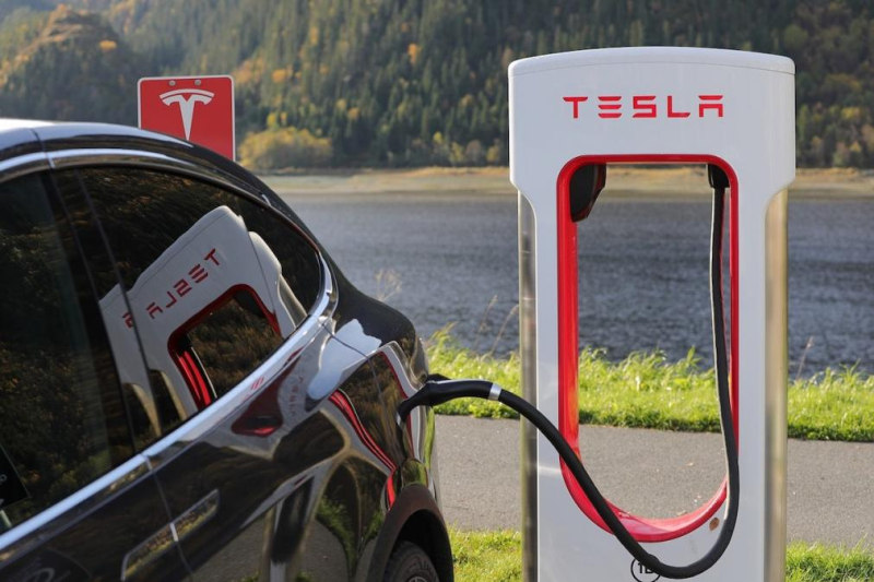 Tesla past prijzen en aanbod aan