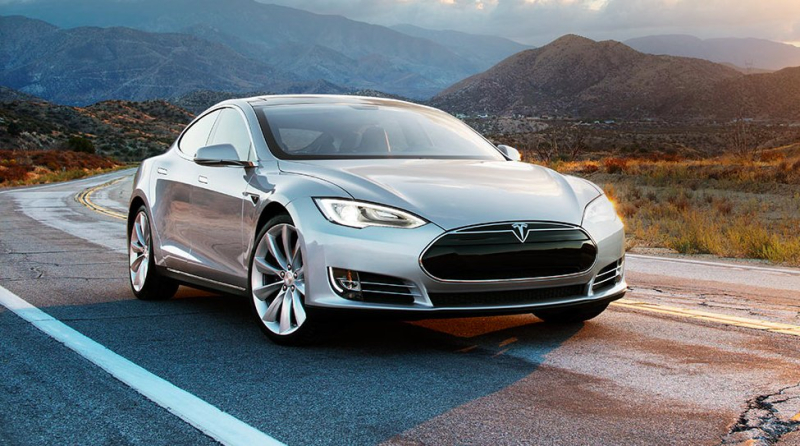 Tesla voorziet Schiphol van ruim 100 elektrische taxi’s 