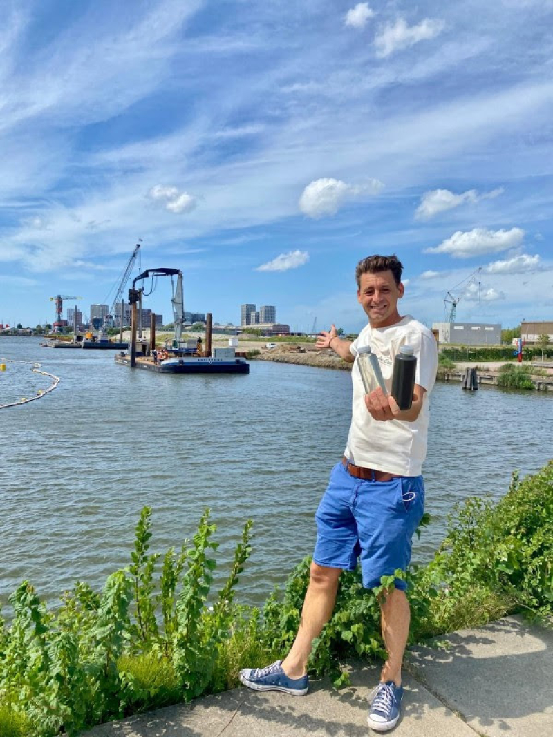 Amsterdammer ontwikkelt eerste 'surf-kas' die kanaalwater zuivert