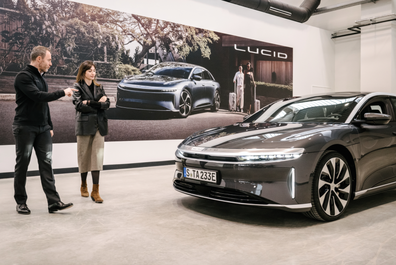 Lucid breidt zijn aanwezigheid in Europa uit met nieuwe studio's, servicecentra en verbeterde service-aanbiedingen, inclusief nieuwe mobiele service voertuigen.