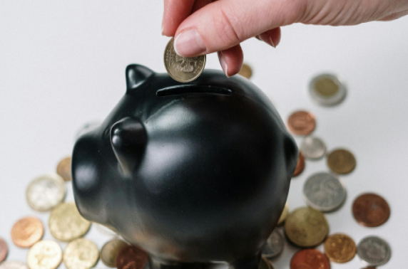 Een spel van risico en beloning: de overeenkomsten tussen gokken en financiële investeringen