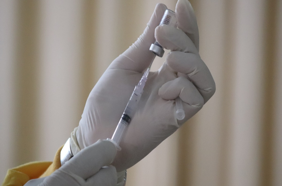 Bijna helft mkb-ondernemers wil vaccineren van personeel verplichten